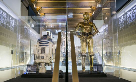 Los archiconocidos R2-D2 y C3PO dan la bienvenida a los visitantes Los archiconocidos R2-D2 y C3PO dan la bienvenida a los visitantes