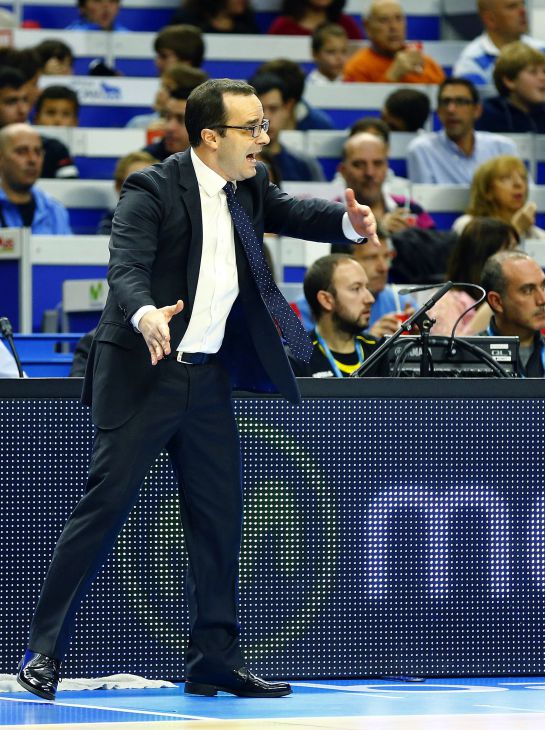 GRA244. MADRID, 06/12/2015.- El entrenador de Movistar Estudiantes, Diego Ocampo, da instrucciones durante el partido de la 9ª jornada de la Liga ACB de baloncesto disputado esta tarde en el Palacio de los Deportes de Madrid. EFE/J.P.Gandul GRA244. MADRID, 06/12/2015.- El entrenador de Movistar Estudiantes, Diego Ocampo, da instrucciones durante el partido de la 9ª jornada de la Liga ACB de baloncesto disputado esta tarde en el Palacio de los Deportes de Madrid. EFE/J.P.Gandul