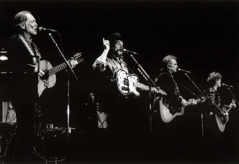 Willie Nelson, Waylon Jennings, Johnny Cash y Kris Kristofferson durante una actuación en 1992