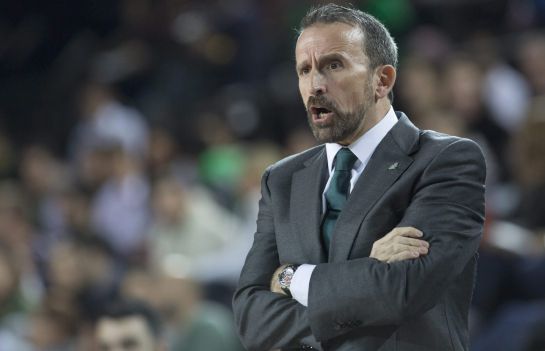 TOL05. Istanbul (Turkey), 04/12/2015.- Unicaja Malaga's head coach Joan Plaza reacts during the Euroleague group D basketball match between Darussafaka Istanbul and Unicaja Malaga in Istanbul, Turkey, 04 December 2015. (Euroliga, Estanbul, Baloncesto, Turquía) EFE/EPA/TOLGA BOZOGLU TOL05. Istanbul (Turkey), 04/12/2015.- Unicaja Malaga's head coach Joan Plaza reacts during the Euroleague group D basketball match between Darussafaka Istanbul and Unicaja Malaga in Istanbul, Turkey, 04 December 2015. (Euroliga, Estanbul, Baloncesto, Turquía) EFE/EPA/TOLGA BOZOGLU