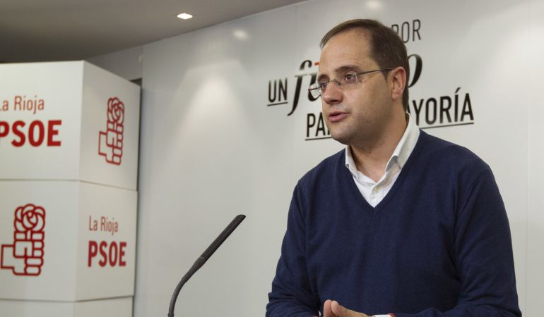 El secretario de Organización del PSOE, César Luena, durante una rueda de prensa El secretario de Organización del PSOE, César Luena, durante una rueda de prensa