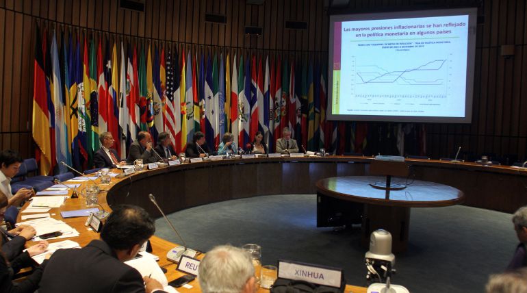América Latina y el Caribe cerrará el 2015 con una recesión del 0,4 % y crecerá solo un 0,2 % el próximo año, según el informe de la Comisión Económica para América Latina y el Caribe América Latina y el Caribe cerrará el 2015 con una recesión del 0,4 % y crecerá solo un 0,2 % el próximo año, según el informe de la Comisión Económica para América Latina y el Caribe
