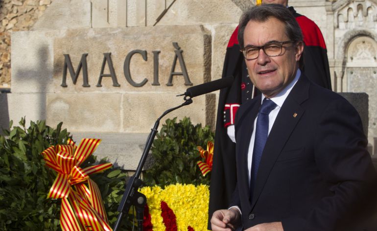 El presidente de la Generalitat de Cataluña en funciones, Artur Mas, durante la ofrenda floral delante de la tumba del presidente Francesc Macià, el pasado viernes. El presidente de la Generalitat de Cataluña en funciones, Artur Mas, durante la ofrenda floral delante de la tumba del presidente Francesc Macià, el pasado viernes.