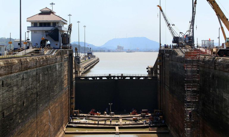 Fotografía general de las labores de mantenimiento en la cámara seca de la esclusa de Pedro Miguel del Canal de Panamá Fotografía general de las labores de mantenimiento en la cámara seca de la esclusa de Pedro Miguel del Canal de Panamá