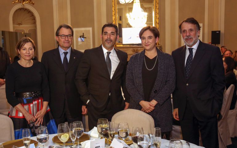 Víctor del Árbol, en el centro, junto a Carme Forcadell, Artur Mas, Josep Creuheras y Ada Colau ayer durante la recepción del Premio Nadal Víctor del Árbol, en el centro, junto a Carme Forcadell, Artur Mas, Josep Creuheras y Ada Colau ayer durante la recepción del Premio Nadal