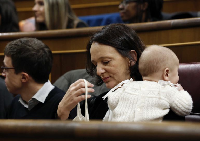 La diputada de Podemos Carolina Bescansa, con su bebé, en su escaño del Congreso donde hoy se celebra la constitución de las nuevas Cortes Generales emanadas de las elecciones generales del pasado 20 de diciembre, que supone la apertura de la XI Legislatura. La diputada de Podemos Carolina Bescansa, con su bebé, en su escaño del Congreso donde hoy se celebra la constitución de las nuevas Cortes Generales emanadas de las elecciones generales del pasado 20 de diciembre, que supone la apertura de la XI Legislatura.