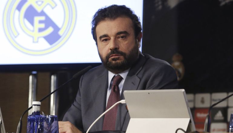 José Ángel Sánchez, en la rueda de prensa junto a López Farré