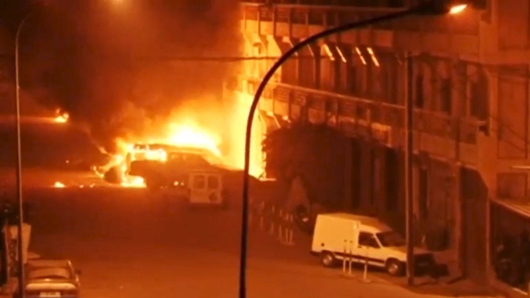 Algunos vehículos incendiados en el exterior del hotel Splendid Algunos vehículos incendiados en el exterior del hotel Splendid