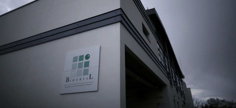 Logo en la fachada de la sede de la farmacéutica Biotrial, en Rennes. La empresa responsable de los ensayos clínicos del medicamento que ha dejado un fallecido en Francia. Logo en la fachada de la sede de la farmacéutica Biotrial, en Rennes. La empresa responsable de los ensayos clínicos del medicamento que ha dejado un fallecido en Francia.