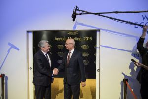 El presidente de la República Federal de Alemania, Joachim Gauck, y el fundador y presidente ejecutivo del Foro Económico Mundial, Klaus Schwab, posan para la prensa durante la 46º edición del Foro Económico Mundial El presidente de la República Federal de Alemania, Joachim Gauck, y el fundador y presidente ejecutivo del Foro Económico Mundial, Klaus Schwab, posan para la prensa durante la 46º edición del Foro Económico Mundial