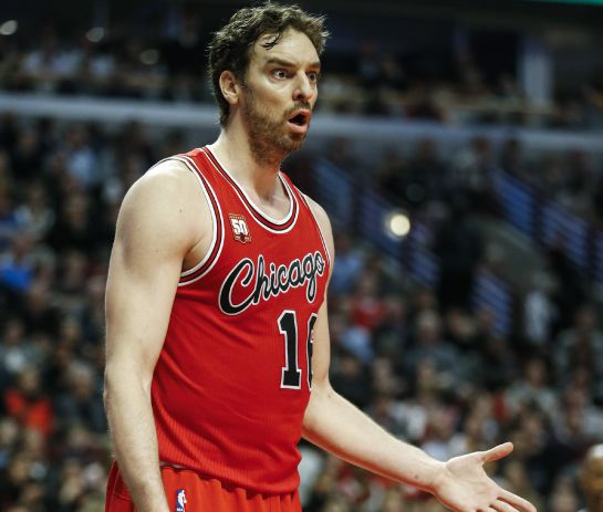 CHI19 - CHICAGO (EE.UU.), 20/1/2016.- El jugador de Bulls Pau Gasol reacciona en el juego contra Warriors hoy, miércoles 20 de enero de 2016, durante un juego de la NBA en el United Center en Chicago, Illinois (EE.UU.). EFE/Kamil Krzaczynski CHI19 - CHICAGO (EE.UU.), 20/1/2016.- El jugador de Bulls Pau Gasol reacciona en el juego contra Warriors hoy, miércoles 20 de enero de 2016, durante un juego de la NBA en el United Center en Chicago, Illinois (EE.UU.). EFE/Kamil Krzaczynski
