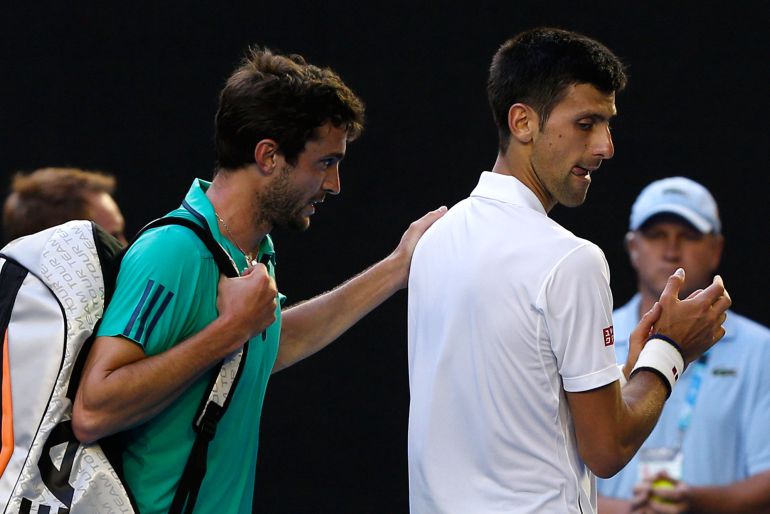 Novak Djokovic aplaude a Gilles Simon tras su partido en los octavos del Abierto de Australia. Novak Djokovic aplaude a Gilles Simon tras su partido en los octavos del Abierto de Australia.
