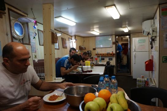 El capitánde Dignity I (a la izquierda), almuerza junto a tres marineros de la embarcación. El capitánde Dignity I (a la izquierda), almuerza junto a tres marineros de la embarcación.