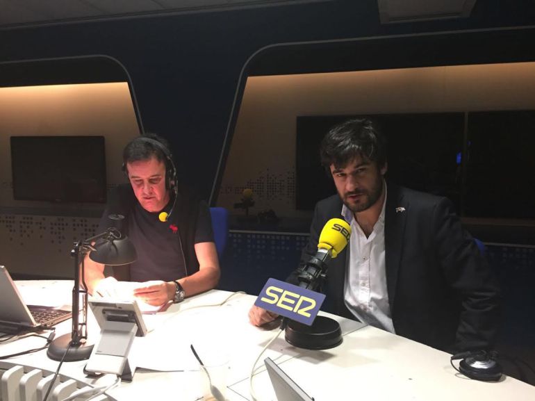 Manuel Jabois, junto a José Ramón de la Morena en los estudios de la Cadena SER Manuel Jabois, junto a José Ramón de la Morena en los estudios de la Cadena SER