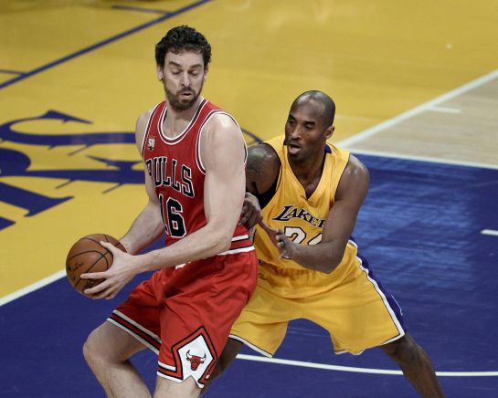 PBX02. LOS ÁNGELES (CA, EE.UU.), 28/01/2016.- Kobe Bryant (d) de Los Ángeles Lakers disputa el balón con el español Pau Gasol (i) de Chicago Bulls hoy, jueves 28 de enero de 2016, durante un juego de la NBA realizado en Los Ángeles (Ca, EE.UU.). EFE/PAUL BUCK / PROHIBIDO SU USO POR CORBIS PBX02. LOS ÁNGELES (CA, EE.UU.), 28/01/2016.- Kobe Bryant (d) de Los Ángeles Lakers disputa el balón con el español Pau Gasol (i) de Chicago Bulls hoy, jueves 28 de enero de 2016, durante un juego de la NBA realizado en Los Ángeles (Ca, EE.UU.). EFE/PAUL BUCK / PROHIBIDO SU USO POR CORBIS