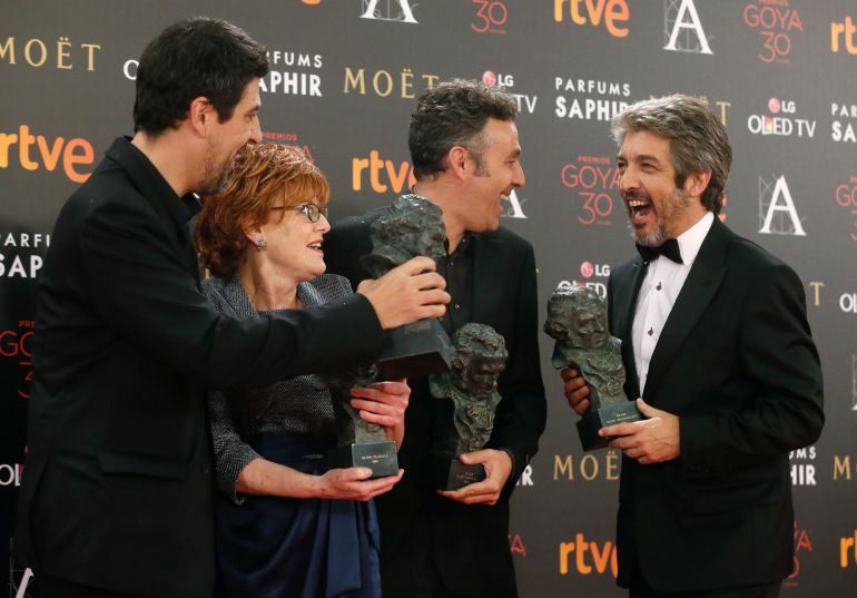 El realizador Cesc Gay, la productora Marta Esteban, el guionista Tomás Aragay y el actor argentino Ricardo Darín, posan con los Goyas a mejor película, mejor guión original, mejor director y mejor actor, por la película 'Truman' El realizador Cesc Gay, la productora Marta Esteban, el guionista Tomás Aragay y el actor argentino Ricardo Darín, posan con los Goyas a mejor película, mejor guión original, mejor director y mejor actor, por la película 'Truman'