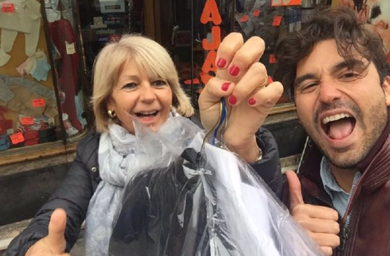 Álex García recoge el traje junto a su madre. Los actores nominados cuentan las horas previas a la gala en sus redes sociales Álex García recoge el traje junto a su madre. Los actores nominados cuentan las horas previas a la gala en sus redes sociales