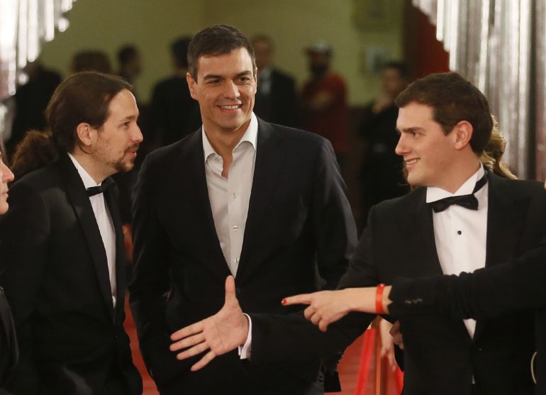 Pedro Sánchez, Pablo Iglesias y Albert Rivera, de acuerdo en bajar el IVA: Primer acuerdo político: todos quieren bajar el IVA cultural (o eso prometen) Pedro Sánchez, Pablo Iglesias y Albert Rivera, de acuerdo en bajar el IVA: Primer acuerdo político: todos quieren bajar el IVA cultural (o eso prometen)