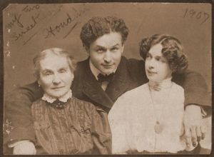 Houdini junto a su madre y su esposa. La fotografía está firmada por el escapista. Houdini junto a su madre y su esposa. La fotografía está firmada por el escapista.