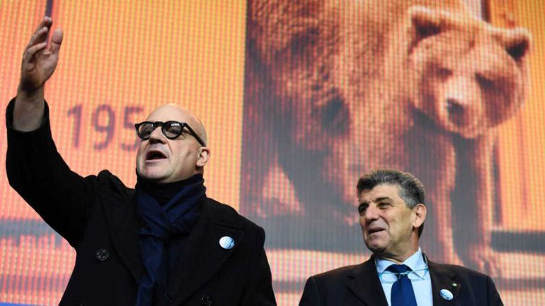 El director italiano Gianfranco Rosi y el actor Pietro Bartolo en la rueda de prensa de la película 'Fuocoammare', presentada en la Berlinale El director italiano Gianfranco Rosi y el actor Pietro Bartolo en la rueda de prensa de la película 'Fuocoammare', presentada en la Berlinale