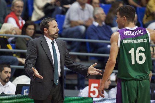 GRA260. LA LAGUNA (TENERIFE), 07/02/2016.- El entrenador del Unicaja de Málaga, Joan Plaza, da instrucciones al base Nemanja Nedovic durante el encuentro de la decimonovena jornada de Liga que disputan hoy en el pabellón Santiago Martín de La Laguna (Tenerife). EFE/Ramón de la Rocha GRA260. LA LAGUNA (TENERIFE), 07/02/2016.- El entrenador del Unicaja de Málaga, Joan Plaza, da instrucciones al base Nemanja Nedovic durante el encuentro de la decimonovena jornada de Liga que disputan hoy en el pabellón Santiago Martín de La Laguna (Tenerife). EFE/Ramón de la Rocha