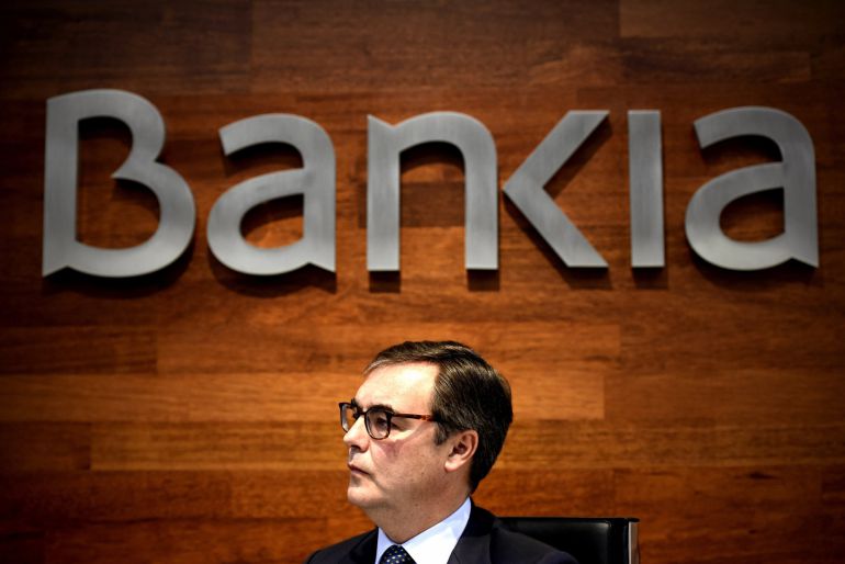 El consejero delegado de Bankia, José Sevilla, durante la rueda de prensa en la que ha desvelado hoy la propuesta de la entidad para que los pequeños inversores que acudieron a la salida a bolsa, que tuvo lugar en julio de 2011, recuperen todo lo invertido, el 100 %, más los intereses, sin necesidad de cumplir ninguna otra condición y sin tener que acudir a los tribunales. El consejero delegado de Bankia, José Sevilla, durante la rueda de prensa en la que ha desvelado hoy la propuesta de la entidad para que los pequeños inversores que acudieron a la salida a bolsa, que tuvo lugar en julio de 2011, recuperen todo lo invertido, el 100 %, más los intereses, sin necesidad de cumplir ninguna otra condición y sin tener que acudir a los tribunales.
