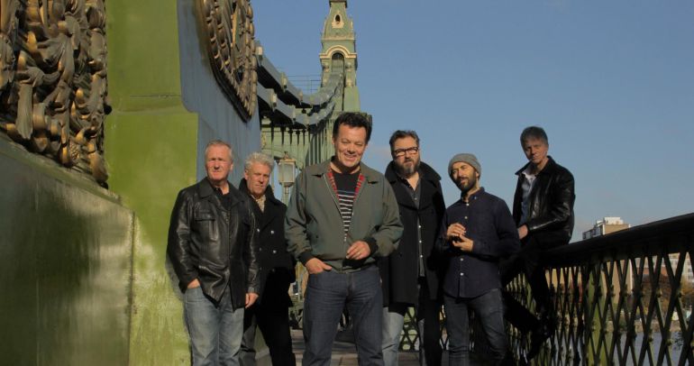 James Hunter junto a su banda en una imagen promocional James Hunter junto a su banda en una imagen promocional