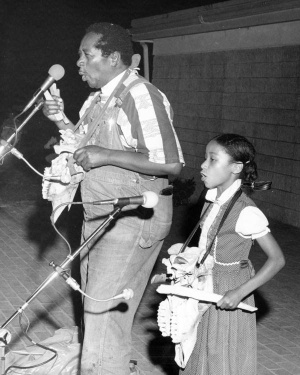 Abner Jay actuando junto a su hija Abner Jay actuando junto a su hija