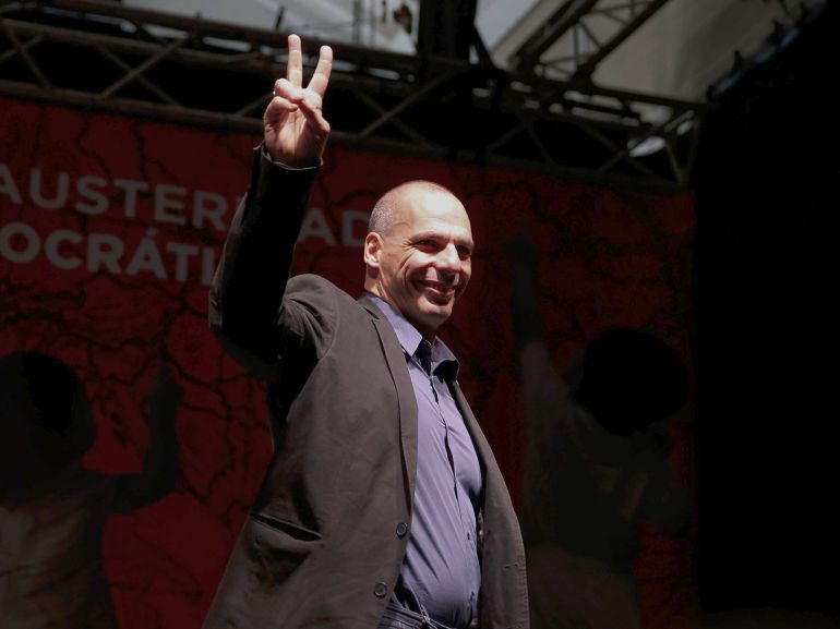El exministro de Finanzas griego Yanis Varoufakis, a su llegada a la presentación del "Plan B", con el que personalidades políticas, sociales e intelectuales pretenden "democratizar radicalmente" las instituciones europeas y "romper el régimen de la austeridad", hoy en Matadero, en Madrid El exministro de Finanzas griego Yanis Varoufakis, a su llegada a la presentación del "Plan B", con el que personalidades políticas, sociales e intelectuales pretenden "democratizar radicalmente" las instituciones europeas y "romper el régimen de la austeridad", hoy en Matadero, en Madrid