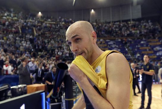 GRA580. A CORUÑA, 21/02/2016.- El base del Herbalife Gran Canaria Albert Oliver, tras perder por 85-81 ante el Real Madrid en la final de la Copa del Rey de baloncesto que han disputado hoy en el Coliseum de A Coruña. EFE/Lavandeira jr GRA580. A CORUÑA, 21/02/2016.- El base del Herbalife Gran Canaria Albert Oliver, tras perder por 85-81 ante el Real Madrid en la final de la Copa del Rey de baloncesto que han disputado hoy en el Coliseum de A Coruña. EFE/Lavandeira jr