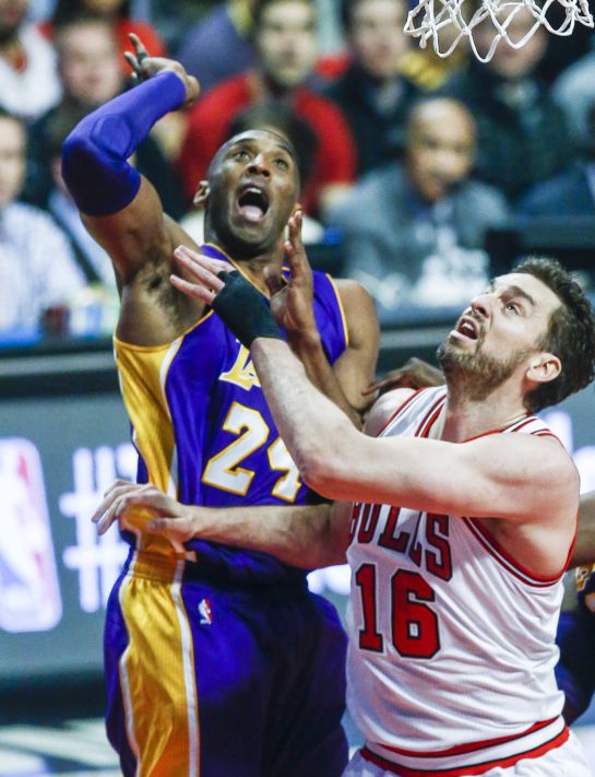 THM17. Chicago (United States), 21/02/2016.- Los Angeles Lakers guard Kobe Bryant (L) watches as he takes a shot over Chicago Bulls forward Pau Gasol of Spain (R) in the first half of their NBA game at the United Center in Chicago, Illinois, USA, 21 February 2016. (España, Baloncesto, Estados Unidos) EFE/EPA/TANNEN MAURY CORBIS OUT THM17. Chicago (United States), 21/02/2016.- Los Angeles Lakers guard Kobe Bryant (L) watches as he takes a shot over Chicago Bulls forward Pau Gasol of Spain (R) in the first half of their NBA game at the United Center in Chicago, Illinois, USA, 21 February 2016. (España, Baloncesto, Estados Unidos) EFE/EPA/TANNEN MAURY CORBIS OUT