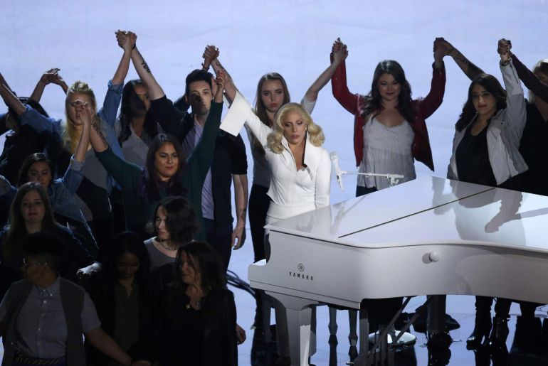 Lady Gaga, rodeada de jóvenes para cantar contra los abusos sexuales Lady Gaga, rodeada de jóvenes para cantar contra los abusos sexuales