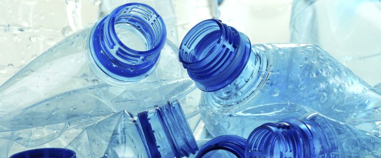 Mediante el reciclaje de botellas de plástico, un diseñador ha creado una colección de ropa. Mediante el reciclaje de botellas de plástico, un diseñador ha creado una colección de ropa.