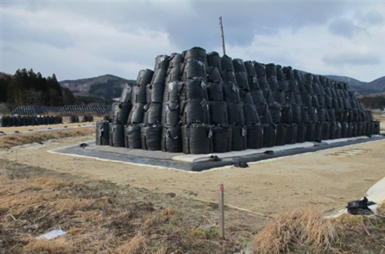 Sacos de tierra contaminada se amontonan por todas partes durante los trabajos de limpieza ordenados por el Gobierno Sacos de tierra contaminada se amontonan por todas partes durante los trabajos de limpieza ordenados por el Gobierno