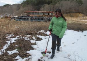 Raquel Montón realiza mediciones de radiactividad en una de las zonas evacuadas tras el accidente de Fukushima Raquel Montón realiza mediciones de radiactividad en una de las zonas evacuadas tras el accidente de Fukushima