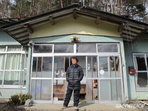 Anzai, un vecino del pueblo de Iitate, junto a su casa, que tuvo que abandonar después del accidente Anzai, un vecino del pueblo de Iitate, junto a su casa, que tuvo que abandonar después del accidente