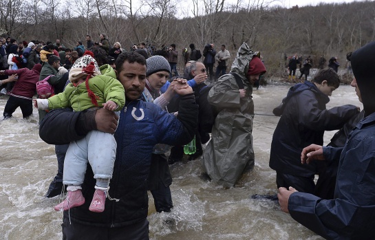 Cientos de migrantes procedentes del campamento de refugiados de Idomeni, Grecia, tratan de encontrar una vía alternativa para cruzar la frontera entre Grecia y Macedonia Cientos de migrantes procedentes del campamento de refugiados de Idomeni, Grecia, tratan de encontrar una vía alternativa para cruzar la frontera entre Grecia y Macedonia