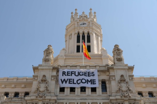 Cartel que reza 'Bienvenidos Refugiados' en la fachada principal del ayuntamiento de Madrid Cartel que reza 'Bienvenidos Refugiados' en la fachada principal del ayuntamiento de Madrid