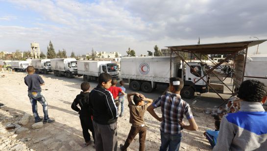 Varios camiones de la Media Luna Roja con ayuda humanitaria entran en el campo de refugiados del campo de refugiados de la ciudad de Douma, en el distrito de Damasco Siria Varios camiones de la Media Luna Roja con ayuda humanitaria entran en el campo de refugiados del campo de refugiados de la ciudad de Douma, en el distrito de Damasco Siria