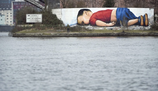 Vista general de un grafiti de Aylan Kurdi, el niño sirio que murió ahogado en las playas de Turquía y cuya fotografía se ha convertido en símbolo de la crisis de refugiados, en el puerto de Fráncfort (Alemania) Vista general de un grafiti de Aylan Kurdi, el niño sirio que murió ahogado en las playas de Turquía y cuya fotografía se ha convertido en símbolo de la crisis de refugiados, en el puerto de Fráncfort (Alemania)