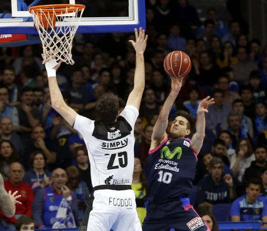 GRA284. MADRID, 13/03/2016.- El pivot esloveno del Dominion Bilbao, Mirza Begic (i) intenta taponar al escolta argentino de Movistar Estudiantes, Nicolás Laprovittola, en partido de la liga ACB de baloncesto que se disputa esta tarde en el Barclaycard Center. EFE/Paco Campos GRA284. MADRID, 13/03/2016.- El pivot esloveno del Dominion Bilbao, Mirza Begic (i) intenta taponar al escolta argentino de Movistar Estudiantes, Nicolás Laprovittola, en partido de la liga ACB de baloncesto que se disputa esta tarde en el Barclaycard Center. EFE/Paco Campos