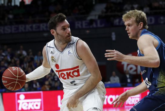 GRA123 MADRID, 13/03/2016.- El jugador del Real Madrid Rudy Fernández (i) lleva el balón ante Daniel Clark, del Morabanc Andorra, durante el partido de la jornada número 23 de la fase regular de la Liga ACB disputado en el palacio de los Deportes de la capital. EFE/Chema Moya GRA123 MADRID, 13/03/2016.- El jugador del Real Madrid Rudy Fernández (i) lleva el balón ante Daniel Clark, del Morabanc Andorra, durante el partido de la jornada número 23 de la fase regular de la Liga ACB disputado en el palacio de los Deportes de la capital. EFE/Chema Moya