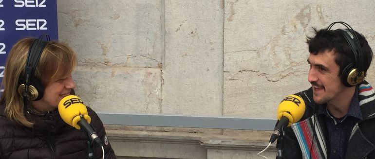 Hablamos con dos valencianos por el mundo, con uno de ellos, Ignacio Fernández, desde el balcón del Ayuntamiento. Hablamos con dos valencianos por el mundo, con uno de ellos, Ignacio Fernández, desde el balcón del Ayuntamiento.