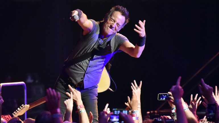 Bruce Springsteen durante una actuación en Los Angeles Memorial Sports Arena en marzo de 2016 Bruce Springsteen durante una actuación en Los Angeles Memorial Sports Arena en marzo de 2016