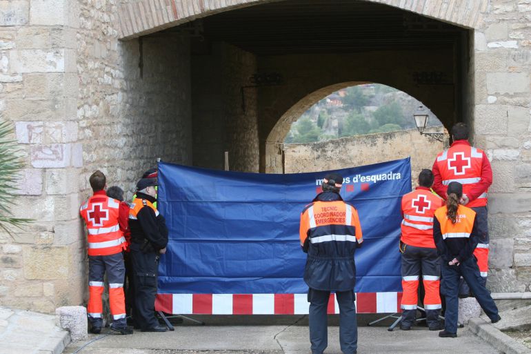 Un grupo de apoyo psicológico de la Cruz Roja ayuda a los supervientes y familiares de las víctimas del accidente de autocar ocurrido ayer en Fraginals (Tarragona). Un grupo de apoyo psicológico de la Cruz Roja ayuda a los supervientes y familiares de las víctimas del accidente de autocar ocurrido ayer en Fraginals (Tarragona).