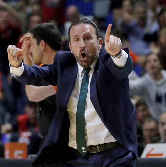 GRA432. MÁLAGA, 18/03/2016.- El entrenador de Unicaja, Joan Plaza, durante el partido correspondiente a la decimoprimera jornada del Top 16 de la Euroliga ante el Estrella Roja disputado esta noche en el Palacio de Deportes José María Martín Carpena, en Málaga. EFE/Jorge Zapata GRA432. MÁLAGA, 18/03/2016.- El entrenador de Unicaja, Joan Plaza, durante el partido correspondiente a la decimoprimera jornada del Top 16 de la Euroliga ante el Estrella Roja disputado esta noche en el Palacio de Deportes José María Martín Carpena, en Málaga. EFE/Jorge Zapata