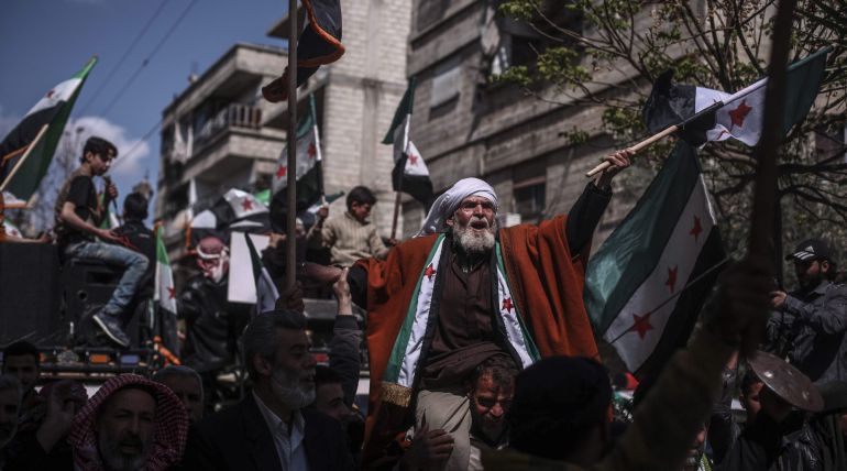 Cientos de personas se manifiestan en contra del gobierno de Bachar Al Asad y de la guerra desatada en el país, con motivo del quinto aniversario del comienzo del conflicto en las calles de la ciudad de Saqba Cientos de personas se manifiestan en contra del gobierno de Bachar Al Asad y de la guerra desatada en el país, con motivo del quinto aniversario del comienzo del conflicto en las calles de la ciudad de Saqba