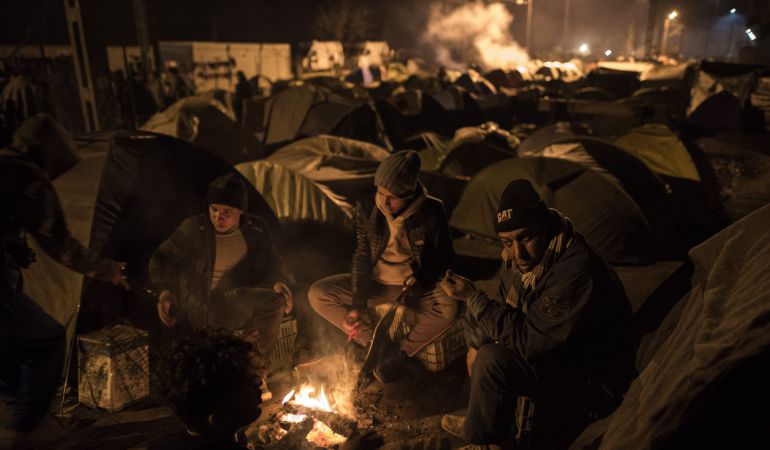 Migrantes y refugiados descansan un campamento improvisado en Idomeni (Grecia) en la frontera con Macedonia Migrantes y refugiados descansan un campamento improvisado en Idomeni (Grecia) en la frontera con Macedonia