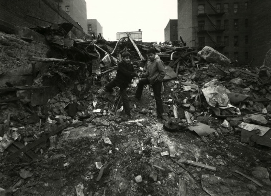 Dos niños posan en una de las calles en ruinas del Bronx Dos niños posan en una de las calles en ruinas del Bronx