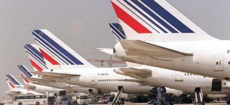 Air France obliga a sus azafatas a llevar velo si aterrizan en Irán; ellas, se niegan Air France obliga a sus azafatas a llevar velo si aterrizan en Irán; ellas, se niegan